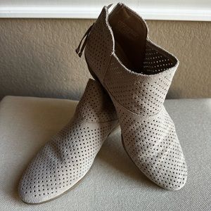 Kenneth Cole Reaction Women’s Side Walk Perorated Booties Size 8.5